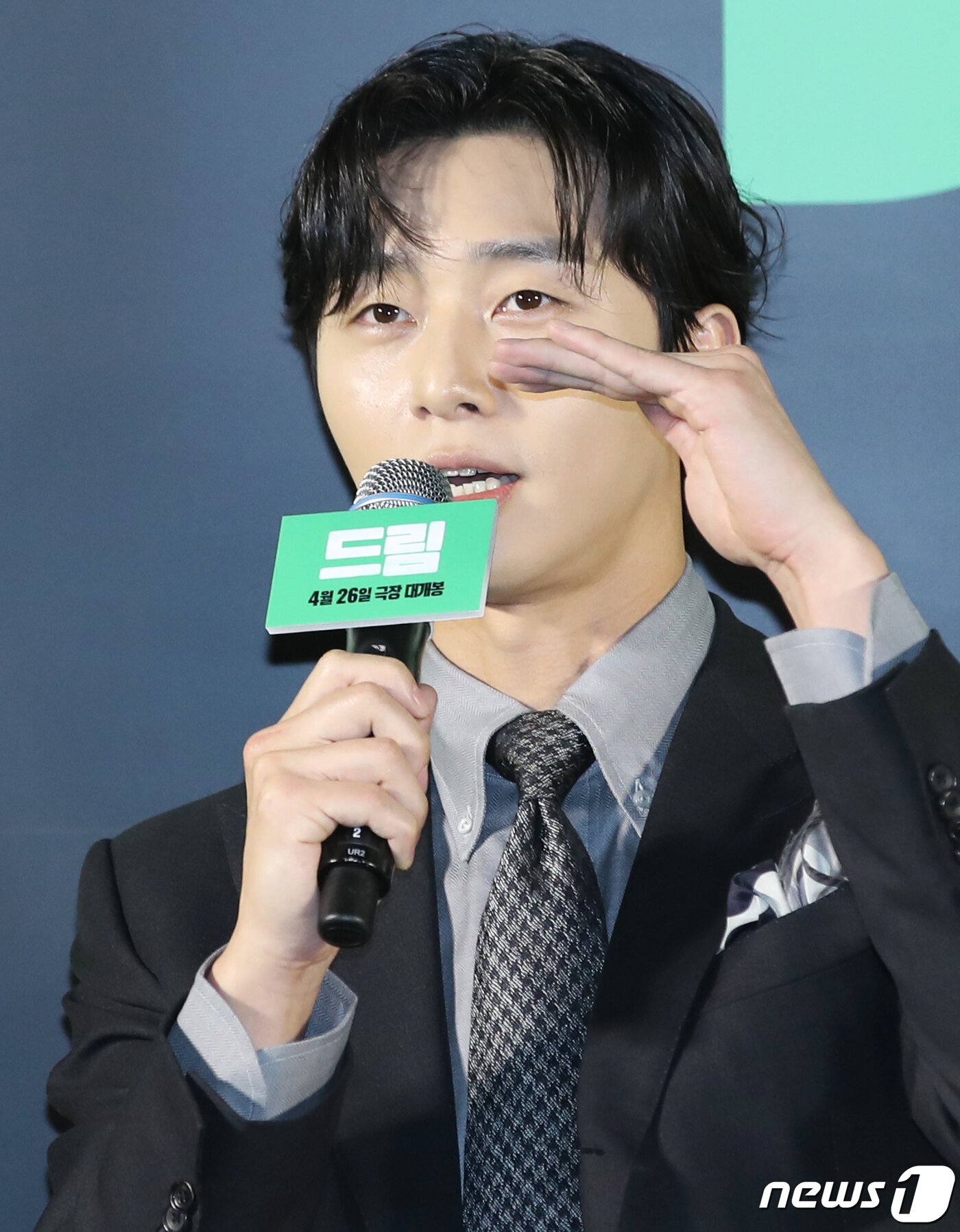 본문 이미지 - 배우 박서준이 30일 서울 성동구 메가박스 성수점에서 열린 영화 '드림'(감독 이병헌) 제작보고회에서 취재진 질문에 답하고 있다. '드림'은 개념 없는 전직 축구선수 홍대(박서준 분)와 열정 없는 PD 소민(이지은 분)이 집 없는 오합지졸 국대 선수들과 함께 불가능한 꿈에 도전하는 이야기 그린 작품이다, 2023.3.30/뉴스1 ⓒ News1 권현진 기자