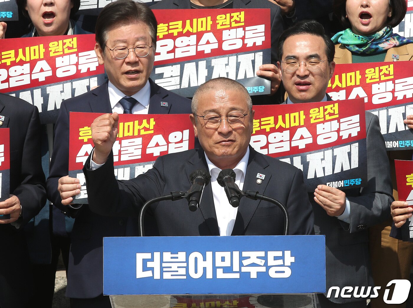본문 이미지 - 윤재갑 더불어민주당 의원이 30일 오전 서울 영등포구 여의도 국회 본관 앞 계단에서 열린 후쿠시마산 수산물 수입 반대 및 대일 굴욕외교 규탄대회에서 삭발식 후 구호를 외치고 있다. 2023.3.30/뉴스1 ⓒ News1 임세영 기자