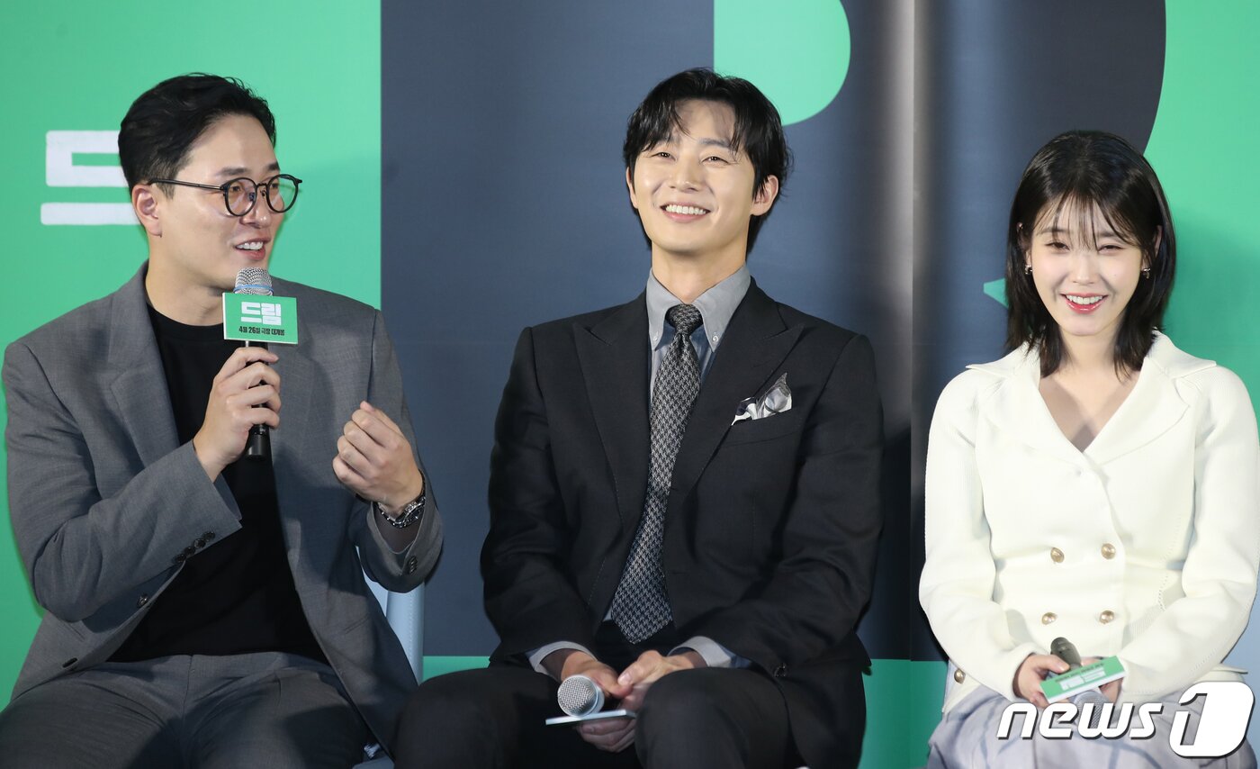 본문 이미지 - 이병헌 감독(왼쪽)이 30일 서울 성동구 메가박스 성수점에서 열린 영화 '드림'(감독 이병헌) 제작보고회에서 아이유를 캐스팅한 질문에 답하고 있다. '드림'은 개념 없는 전직 축구선수 홍대(박서준 분)와 열정 없는 PD 소민(이지은 분)이 집 없는 오합지졸 국대 선수들과 함께 불가능한 꿈에 도전하는 이야기 그린 작품이다, 2023.3.30/뉴스1 ⓒ News1 권현진 기자