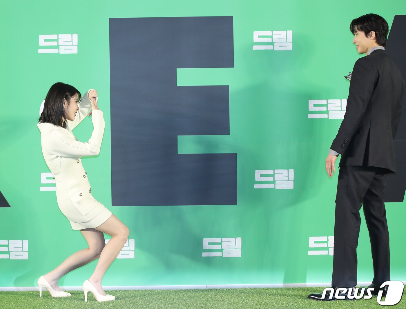 본문 이미지 - 배우 아이유(본명 이지은)가 30일 서울 성동구 메가박스 성수점에서 열린 영화 '드림'(감독 이병헌) 제작보고회에서 박서준(오른쪽)을 손 카메라로 촬영하고 있다.  ⓒ News1 권현진 기자