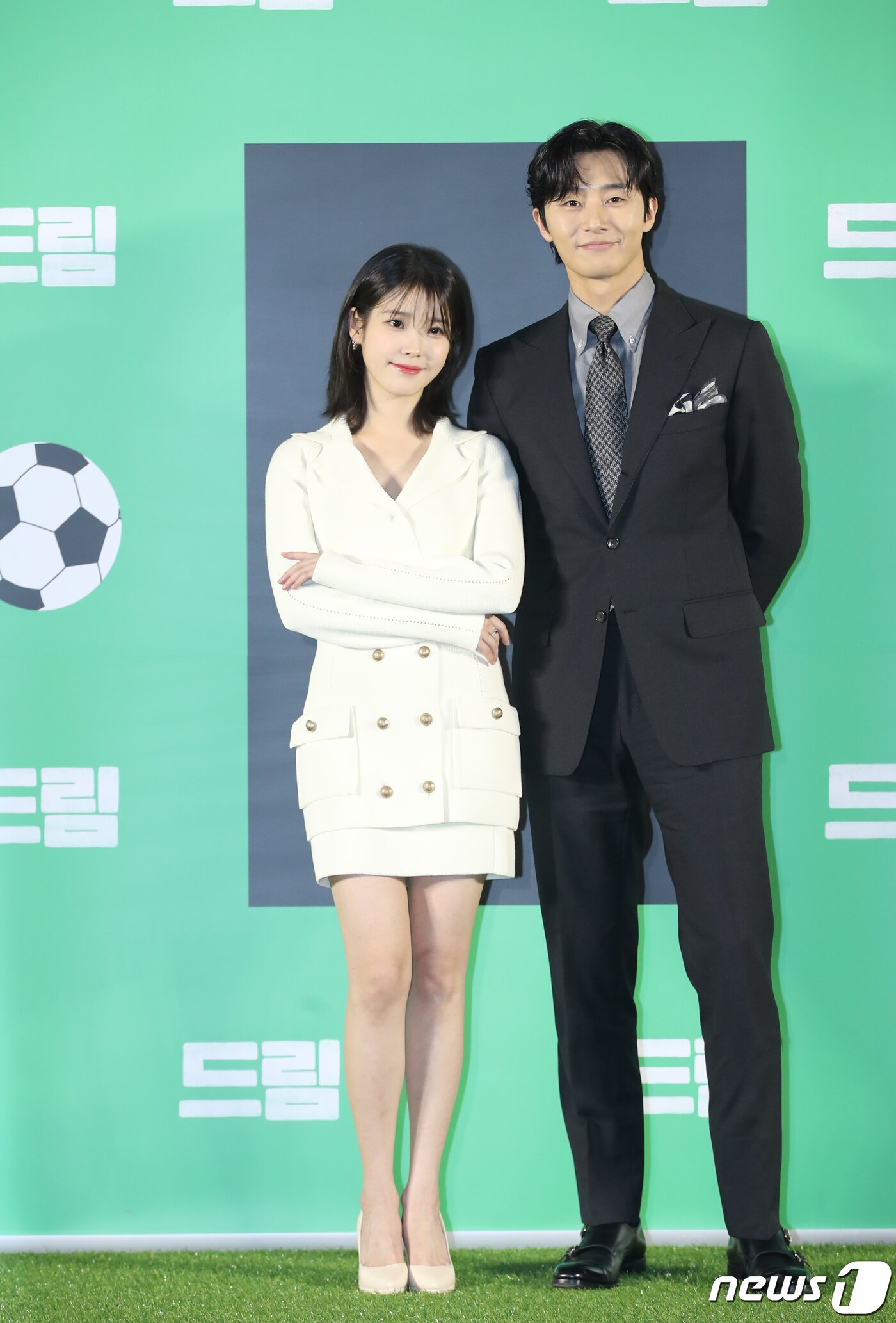 본문 이미지 - 배우 아이유와 박서준(오른쪽)이 30일 서울 성동구 메가박스 성수점에서 열린 영화 '드림'(감독 이병헌) 제작보고회에서 포즈를 취하고 있다. ⓒ News1 권현진 기자