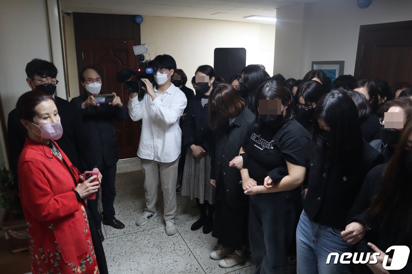 본문 이미지 - 교직원들과 교수들이 오경나 현 충청대학교 총장을 막아서고 있다. 2023.3.30. ⓒ 뉴스1 박건영 기자