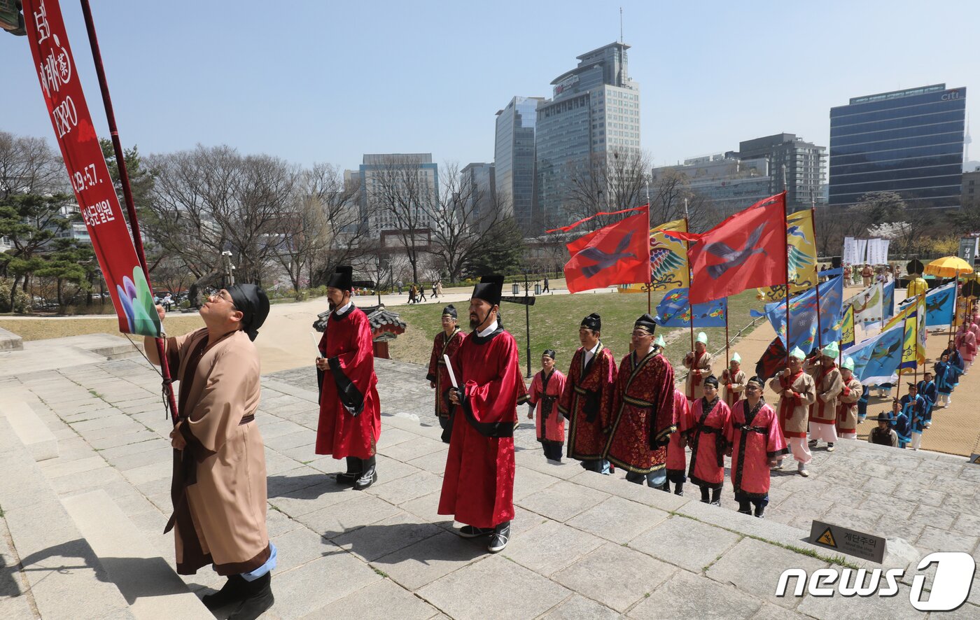본문 이미지 - 30일 오후 서울 종로구 경희궁에서 열린 '제11회 보성 세계차 엑스포(EXPO) 붐업 페스타'에서 전통 복장을 착용한 참석자들이 보성차 진상 퍼레이드를 하고 있다. 보성세계차엑스포는 '천년의 보성 차, 세계를 품다!' 를 주제로 4월29일부터 5월7일까지 보성군 일대에서 열린다. 2023.3.30/뉴스1 ⓒ News1 송원영 기자