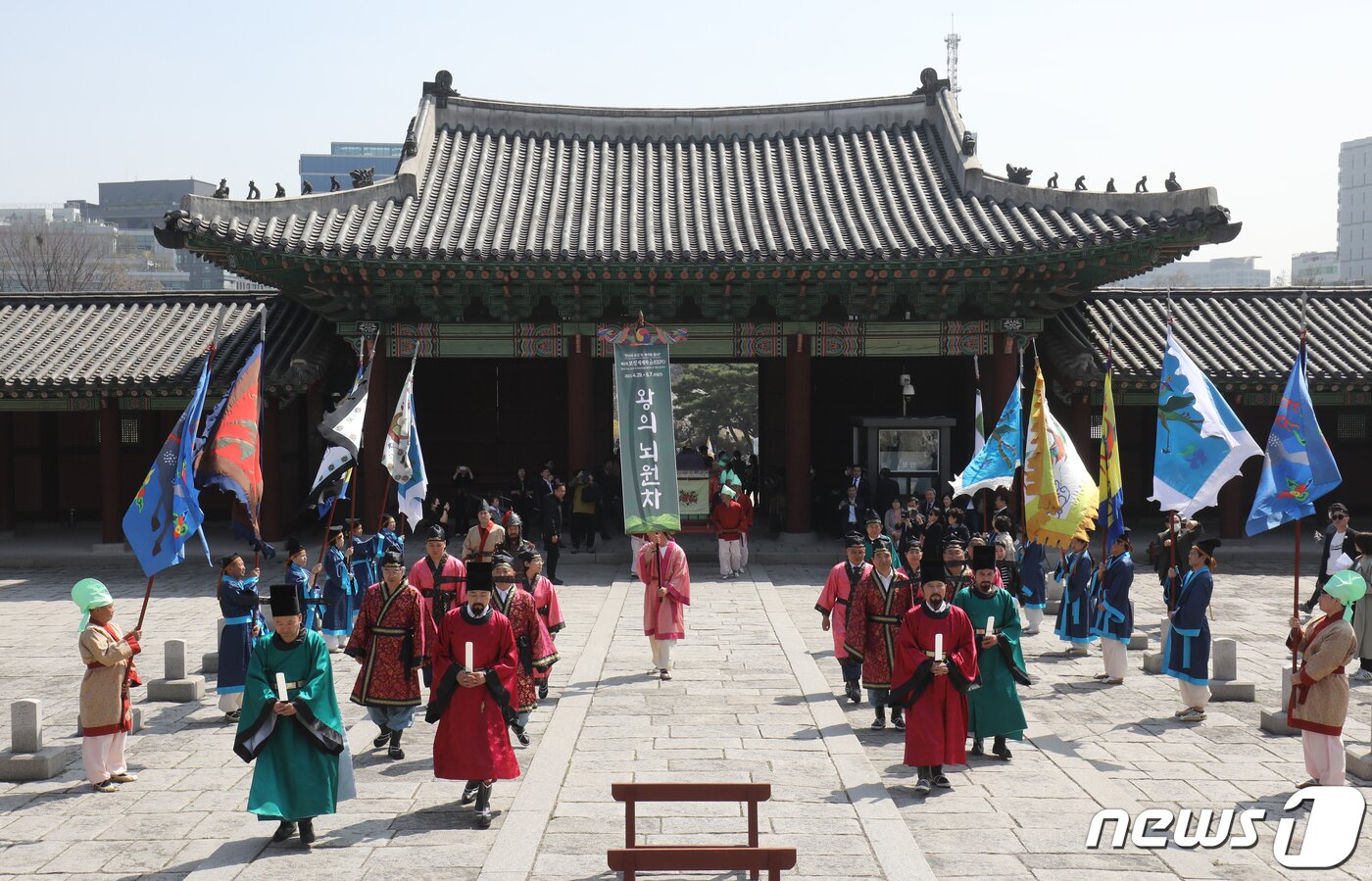 본문 이미지 - 30일 오후 서울 종로구 경희궁 숭전전 앞에서 열린 '제11회 보성 세계차 엑스포(EXPO) 붐업 페스타'에서 전통 복장을 착용한 참석자들이 고려시대 보성 뇌원차 진상식을 재현하고 있다. 보성세계차엑스포는 '천년의 보성 차, 세계를 품다!' 를 주제로 4월29일부터 5월7일까지 보성군 일대에서 열린다. 2023.3.30/뉴스1 ⓒ News1 송원영 기자