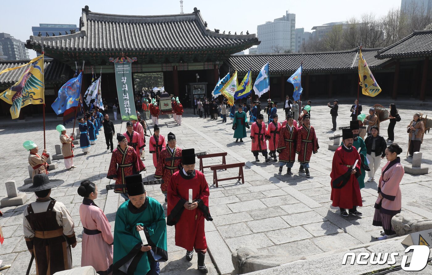 본문 이미지 - 30일 오후 서울 종로구 경희궁 숭전전 앞에서 열린 '제11회 보성 세계차 엑스포(EXPO) 붐업 페스타'에서 전통 복장을 착용한 참석자들이 고려시대 보성 뇌원차 진상식을 재현하고 있다. 보성세계차엑스포는 '천년의 보성 차, 세계를 품다!' 를 주제로 4월29일부터 5월7일까지 보성군 일대에서 열린다. 2023.3.30/뉴스1 ⓒ News1 송원영 기자