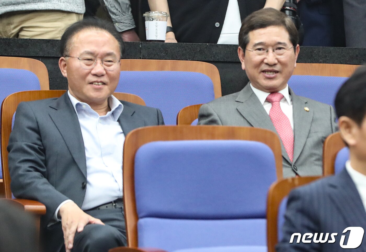본문 이미지 - 윤재옥·김학용 국민의힘 의원이 30일 서울 여의도 국회에서 열린 의원총회에 참석해 있다. 2023.3.30/뉴스1 ⓒ News1 허경 기자