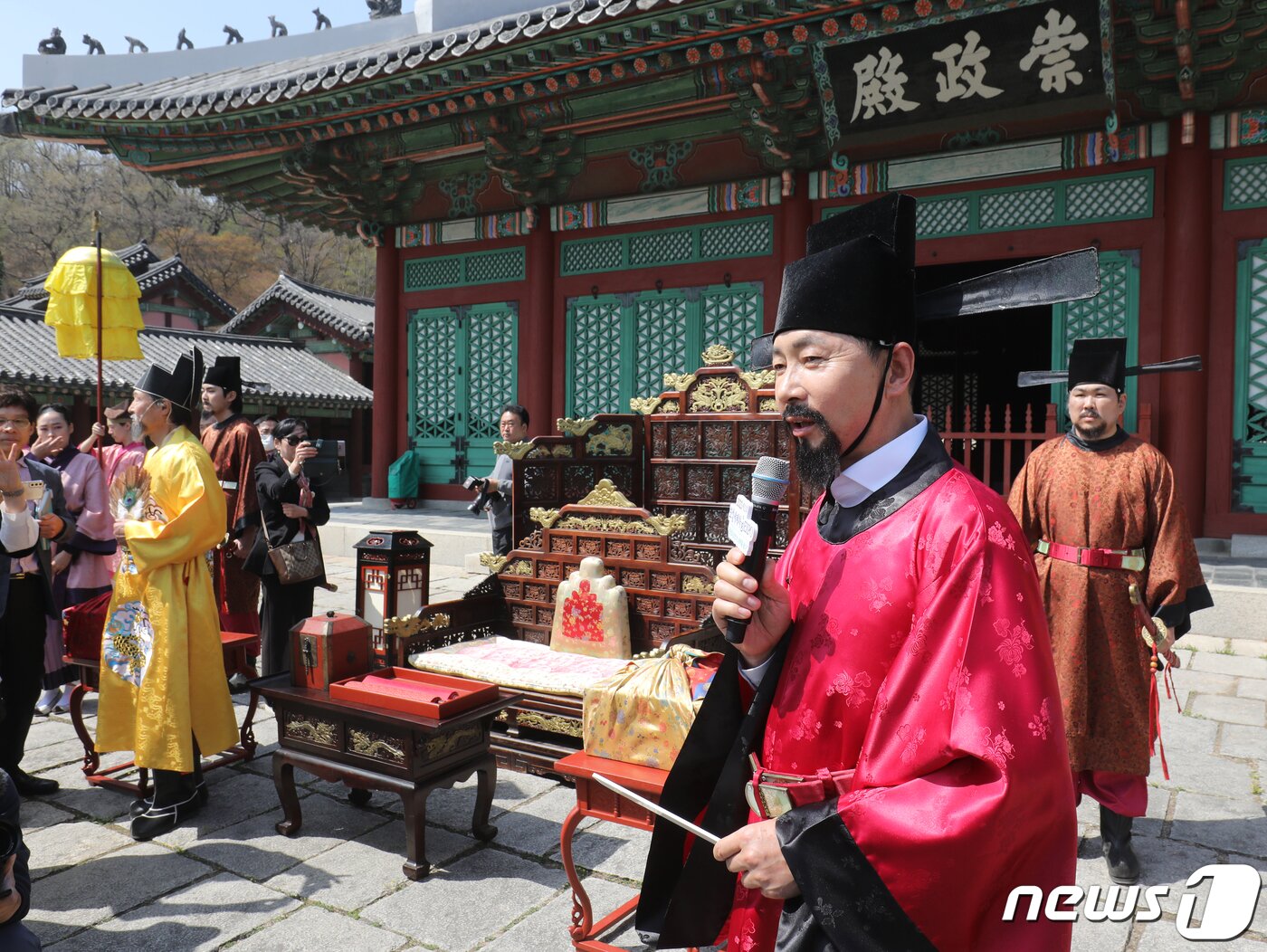 본문 이미지 - 30일 오후 서울 종로구 경희궁 숭전전 앞에서 열린 '제11회 보성 세계차 엑스포(EXPO) 붐업 페스타'에서 전통 복장을 착용한 김철우 보성군수가 고려시대 보성 뇌원차 진상식을 재현하고 있다. 보성세계차엑스포는 '천년의 보성 차, 세계를 품다!' 를 주제로 4월29일부터 5월7일까지 보성군 일대에서 열린다. 2023.3.30/뉴스1 ⓒ News1 송원영 기자