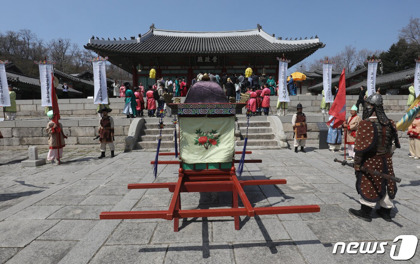 본문 이미지 - 30일 오후 서울 종로구 경희궁 숭전전 앞에서 열린 '제11회 보성 세계차 엑스포(EXPO) 붐업 페스타'에서 전통 복장을 착용한 참석자들이 뇌원차 진상식을 재현하고 있다. 보성세계차엑스포는 '천년의 보성 차, 세계를 품다!' 를 주제로 4월29일부터 5월7일까지 보성군 일대에서 열린다. 2023.3.30/뉴스1 ⓒ News1 송원영 기자