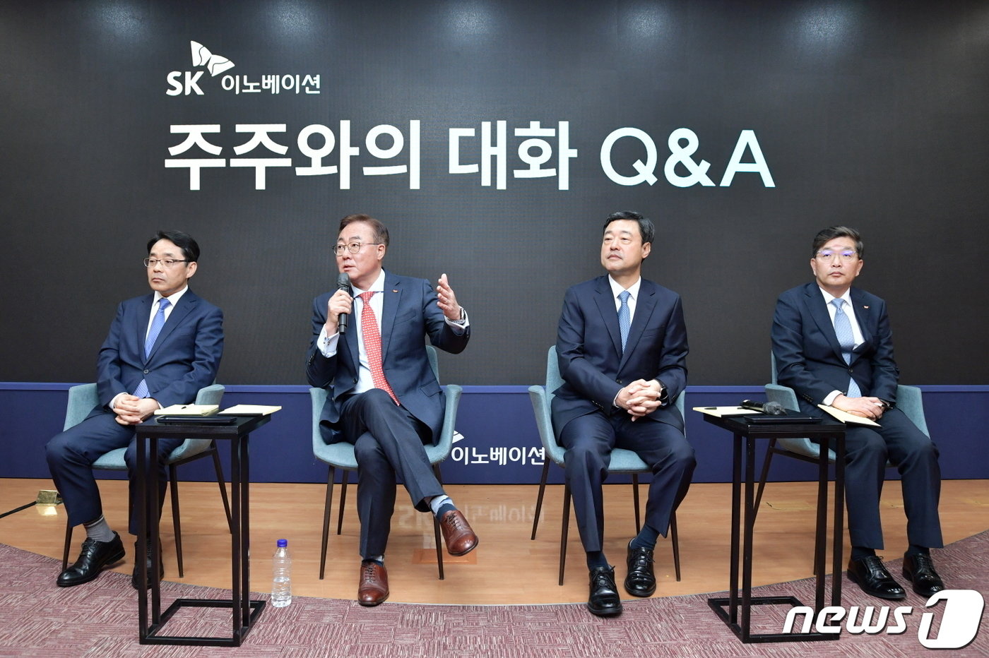 본문 이미지 - SK이노베이션 김양섭 재뭄부문장&#40;왼쪽부터&#41;과 김준 부회장, 지동섭 SK사장, 나경수 SK지오센트릭 사장이 30일 &#39;주주화의 대화&#39;에서 발언하고 있다. 주주와의 대화는 올해 처음으로 신설됐다.&#40;SK이노베이션 제공&#41; ⓒ News1 한재준 기자