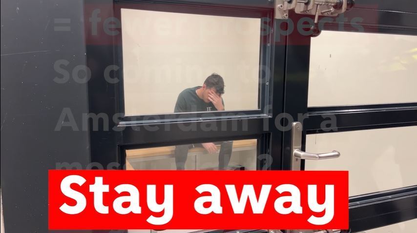 본문 이미지 - 29일 네덜란드 암스테르담시(市)가 공개한 캠페인 영상 1편의 한 장면. 만취해 난동을 부리다 수갑을 찬 남성을 배경으로 '오지 마'라는 자막이 떠 있다. (출처 : vimeo 암스테르담시 계정)