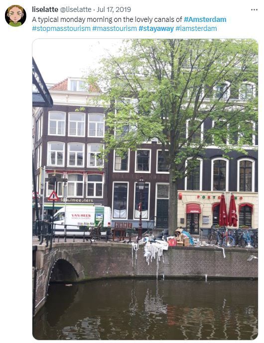본문 이미지 - 2019년 트위터에 올라온 게시글 갈무리. "사랑스러운 암스테르담 운하의 전형적인 월요일 아침"이라는 글과 함께 #과잉관광멈춰 #오지마 등의 해시테그가 붙어 있다. (출처 : 트위터 @liselatte)
