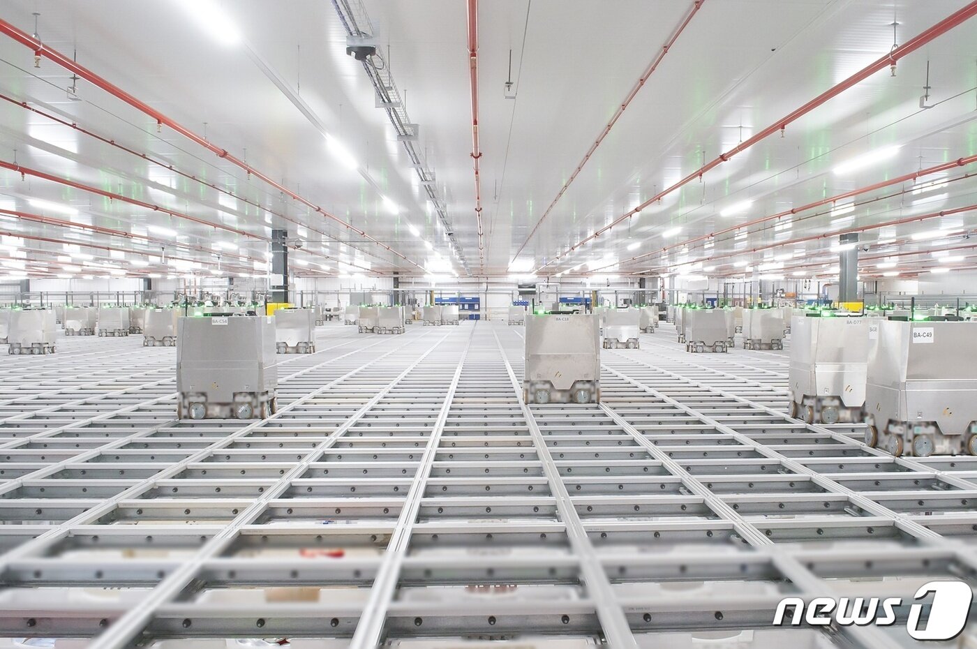 본문 이미지 - 영국 브리스톨 오카도 자동화물류센터(롯데지주 제공)