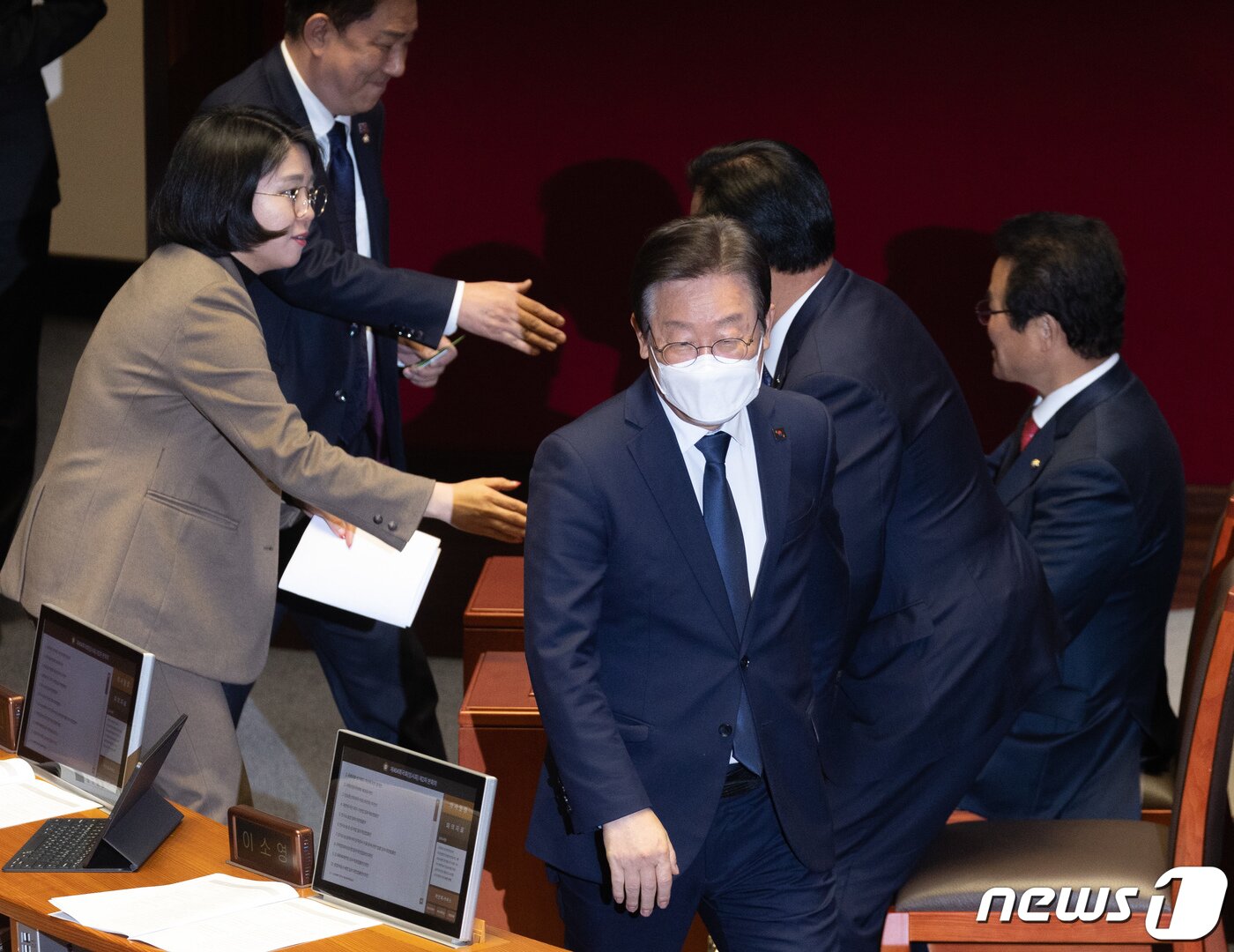 본문 이미지 - 이재명 더불어민주당 대표가 30일 오후 서울 여의도 국회에서 열린 제404회 국회(임시회) 제2차 본회의에서 최민희 방송통신위원회 위원 추천안 투표를 마친 후 자리로 향하고 있다. 2023.3.30/뉴스1 ⓒ News1 이재명 기자