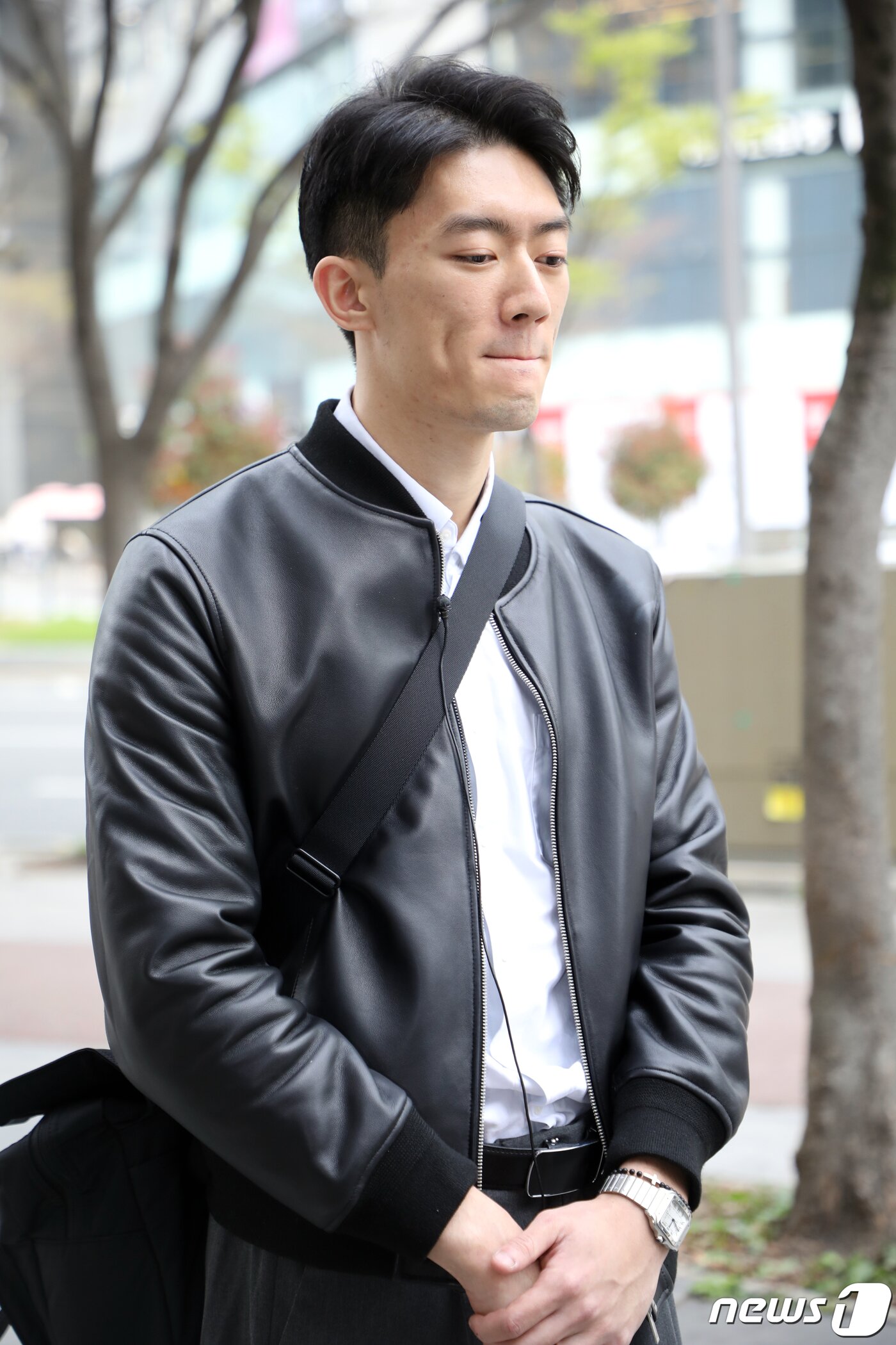 본문 이미지 - 전직 대통령 고(故) 전두환 씨의 손자 전우원 씨가 30일 오후 광주 서구 치평동의 거리에서 만난 취재진과 인터뷰를 하고 있다. 5·18 기념재단에 따르면 전씨는 오는 31일 오전 10시께 5·18 기념재단과 5월 3단체(유족회·부상자회·공로자회)가 위치한 광주 서구 5·18 기념문화센터를 방문해 5·18 유족과 피해자를 만난다. 2023.3.30/뉴스1 ⓒ News1 이수민 기자