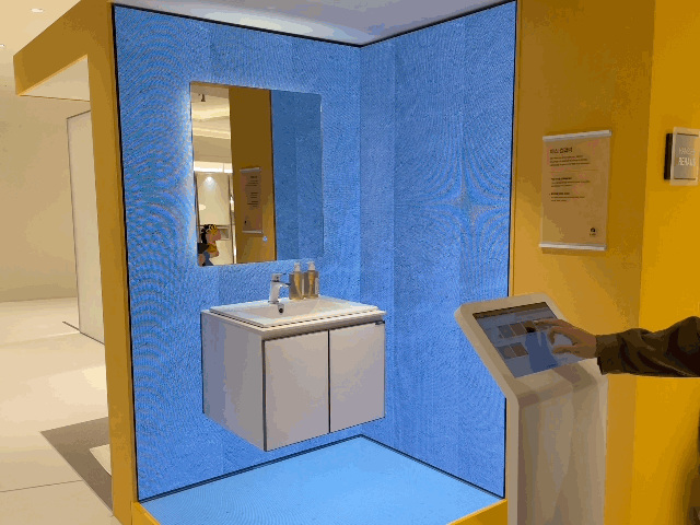 본문 이미지 - 고객이 서울 한샘디자인파크 송파점에서 설치된 '디지털 컬러링존'을 체험하는 모습.  ⓒ 이민주 기자