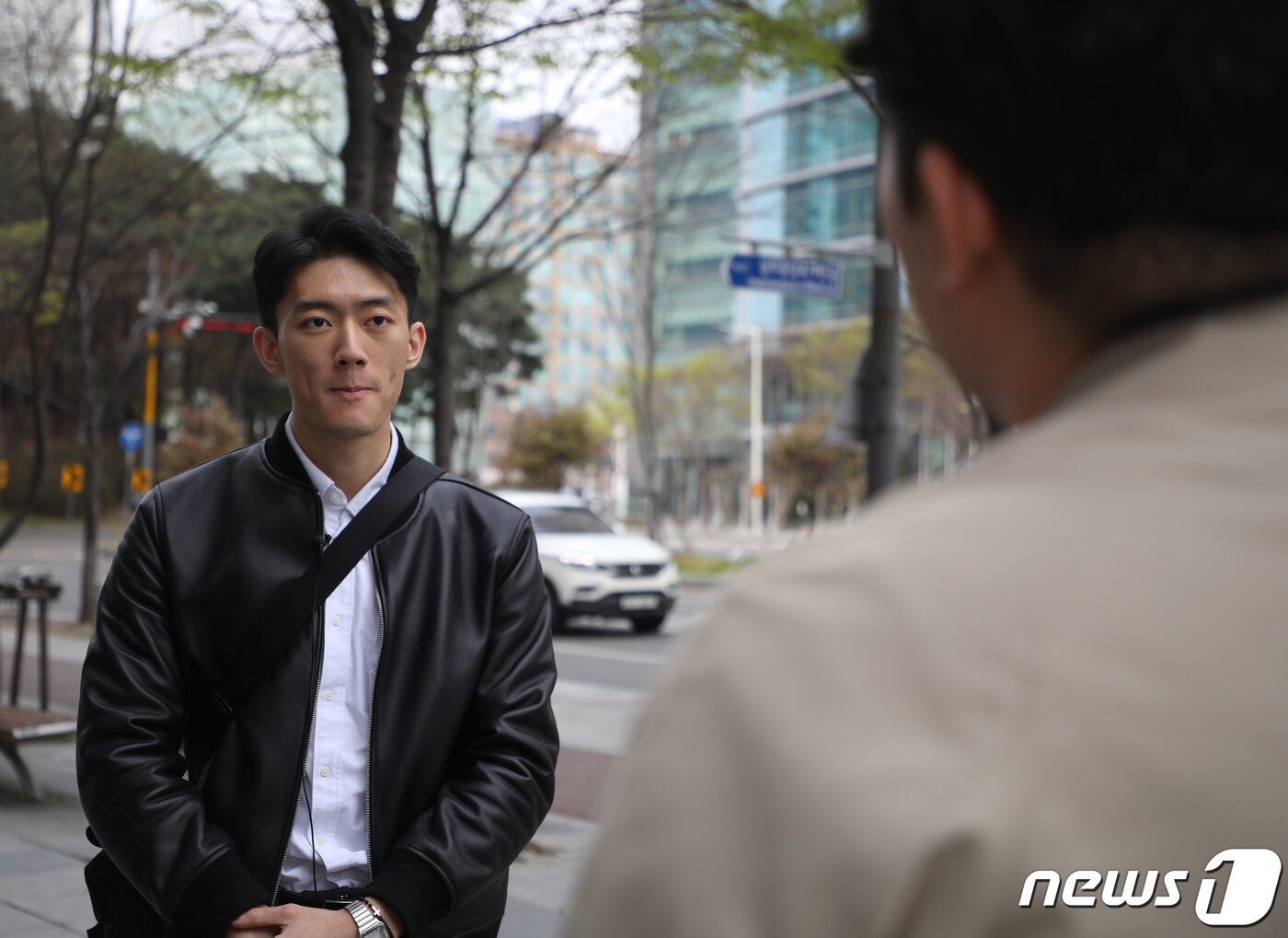 본문 이미지 - 전직 대통령 고(故) 전두환 씨의 손자 전우원 씨가 30일 오후 광주 서구 치평동의 거리에서 만난 취재진과 인터뷰를 하고 있다. 5·18 기념재단에 따르면 전씨는 오는 31일 오전 10시께 5·18 기념재단과 5월 3단체(유족회·부상자회·공로자회)가 위치한 광주 서구 5·18 기념문화센터를 방문해 5·18 유족과 피해자를 만난다. 2023.3.30/뉴스1 ⓒ News1 이수민 기자