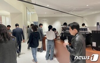 본문 이미지 - 서울 한샘디자인파크 송파점 커뮤니티존에 입점한 카페 진정성 앞이 고객으로 붐빈다.  ⓒ 이민주 기자