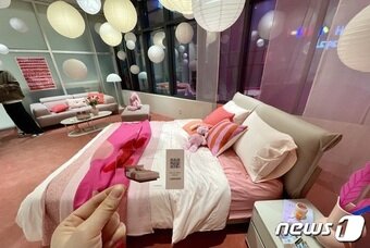 본문 이미지 - 서울 한샘디자인파크 송파점에 투명한 플라스틱 소재의 QR가격표가 비치됐다. ⓒ 이민주 기자