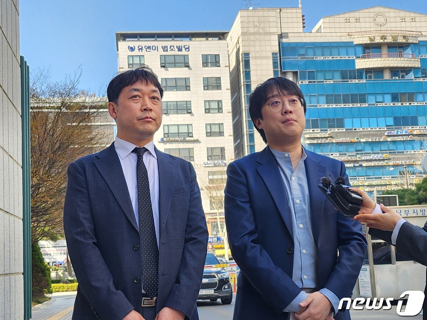 본문 이미지 - 백광현씨(왼쪽)와 김성훈 변호사가 30일 서울남부지법에서 기자회견을 하고 있다. 2023.03.30/뉴스1 한병찬 기자