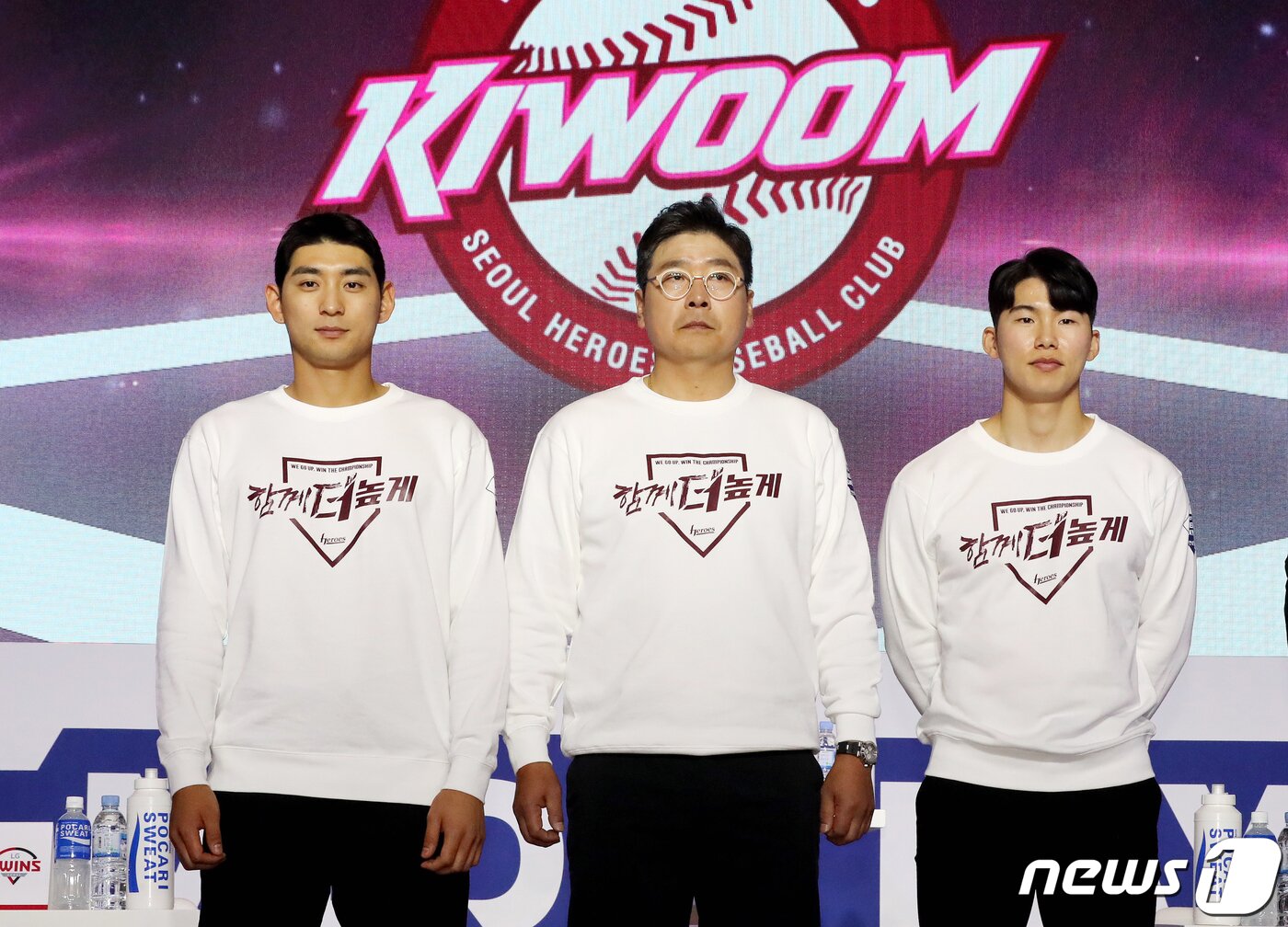 본문 이미지 - 왼쪽부터 이정후, 홍원기 키움 히어로즈 감독, 김혜성. 2023.3.30/뉴스1 ⓒ News1 장수영 기자