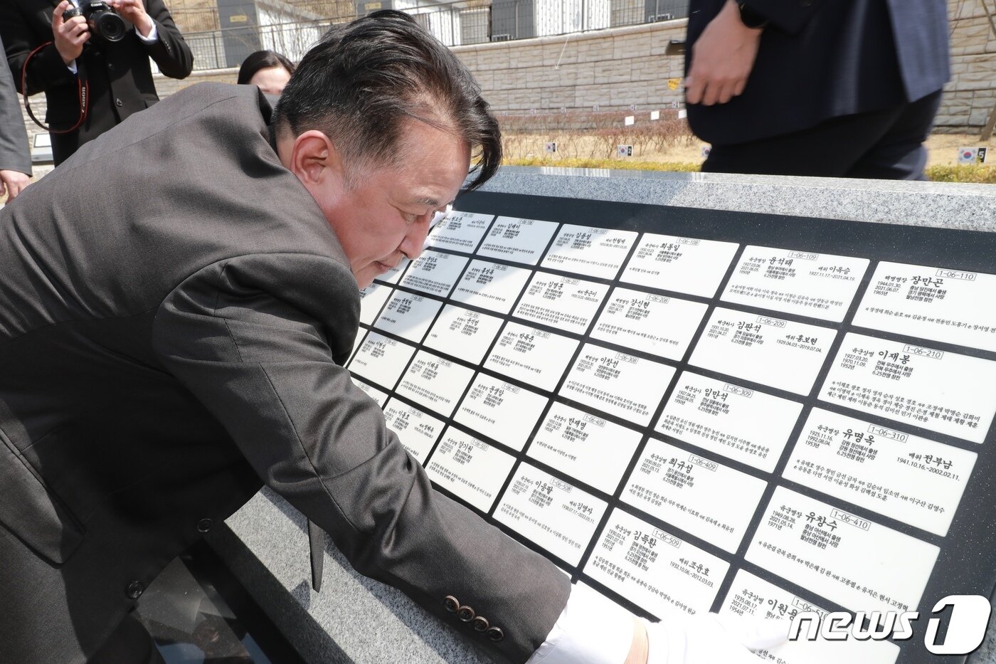 본문 이미지 - 괴산 호국원 찾은 김영환 충북지사.(충북도제공) / 뉴스1