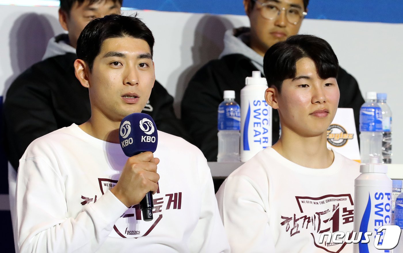 본문 이미지 - 키움 히어로즈 이정후, 김혜성 선수가 30일 서울 용산구 그랜드 하얏트 서울 호텔에서 열린 신한은행 SOL 2023 KBO 미디어데이에서 취재진의 질문에 답하고 있다. 신한은행 SOL 2023 KBO 프로야구는 오는 4월 1일 개막한다. 2023.3.30/뉴스1 ⓒ News1 장수영 기자