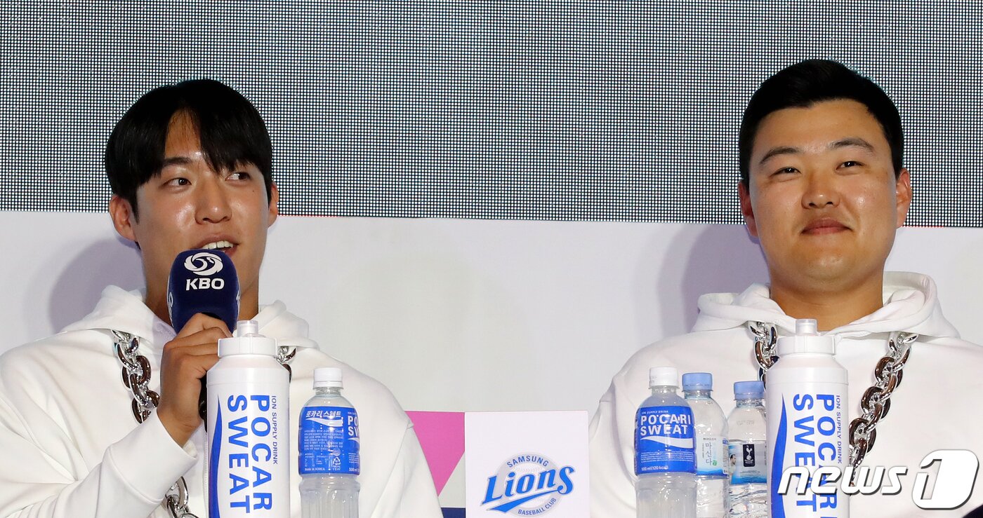 본문 이미지 - 삼성 라이온즈 원태인, 오재일 선수가 30일 서울 용산구 그랜드 하얏트 서울 호텔에서 열린 신한은행 SOL 2023 KBO 미디어데이에서 취재진의 질문에 답하고 있다. 신한은행 SOL 2023 KBO 프로야구는 오는 4월 1일 개막한다. 2023.3.30/뉴스1 ⓒ News1 장수영 기자