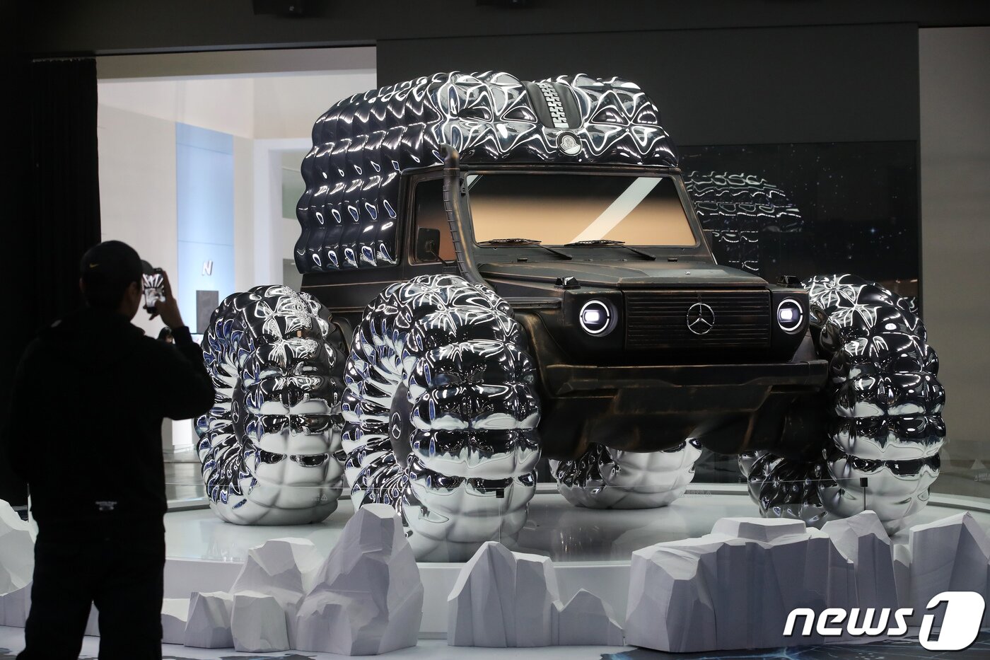 본문 이미지 - 30일 경기도 고양시 킨텍스에서 열린 '2023 서울모빌리티쇼에 벤츠 프로젝트 몬도G 차량이 전시돼 있다. 2023.3.30/뉴스1 ⓒ News1 이승배 기자