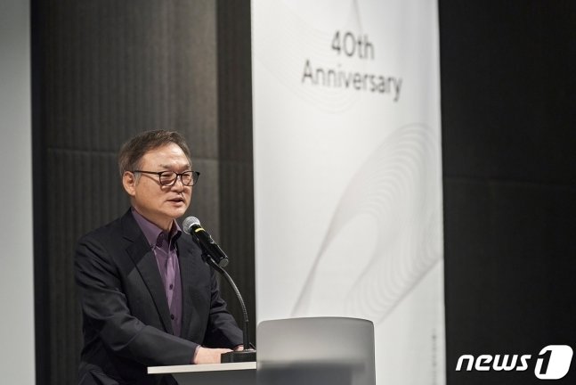 본문 이미지 - 이종태 퍼시스그룹 회장이 서울 오금동 퍼시스그룹 본사에서 창립 40주년 기념식 축사를 하고 있다.(퍼시스 제공) 