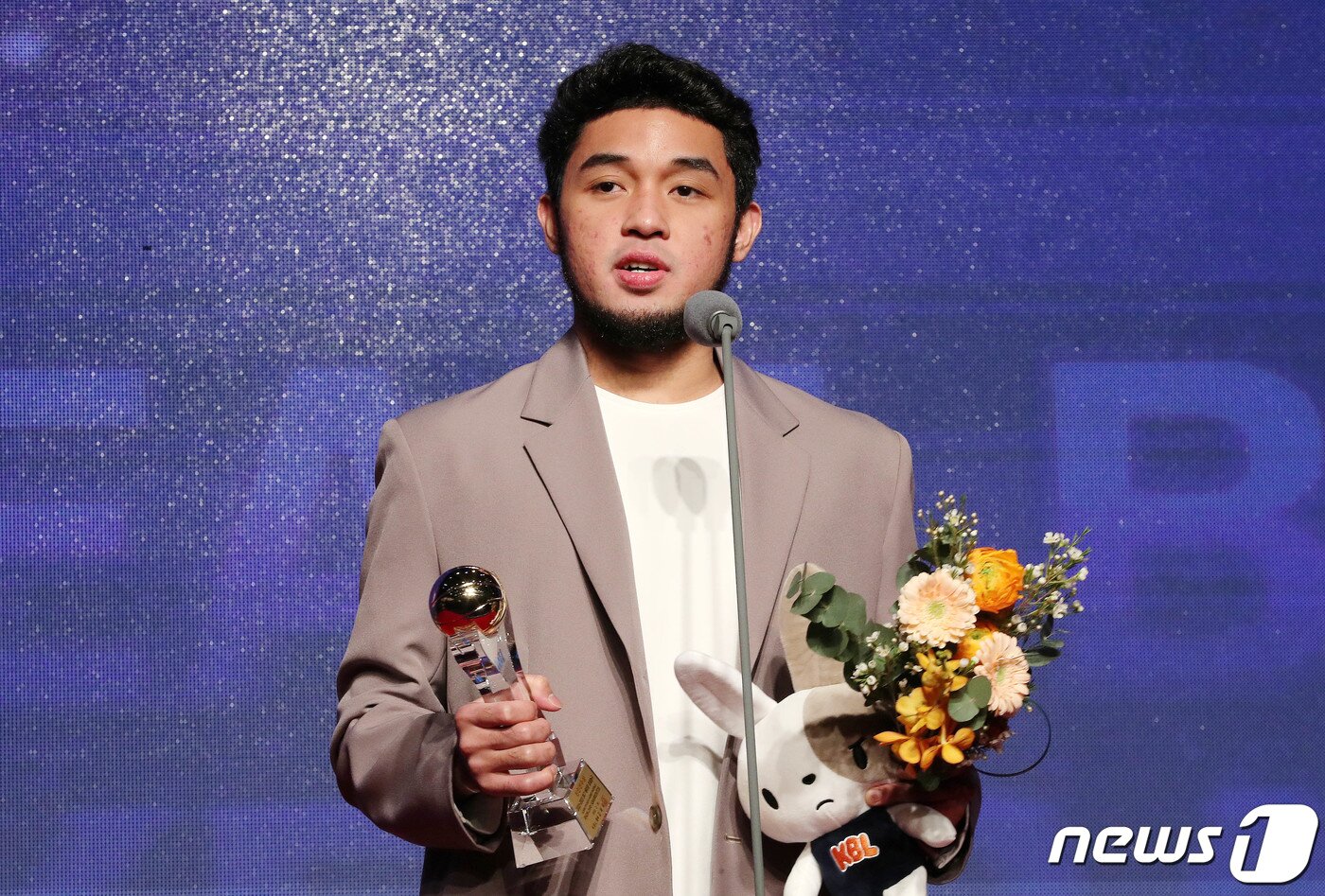 본문 이미지 - 30일 서울 강남구 그랜드인터컨티넨탈 서울파르나스호텔에서 열린 2022-2023 SKT 에이닷 프로농구 시상식에서 신인 선수상을 수상한 현대모비스 론 제이 아바리엔토스가 수상소감을 밝히고 있다. 2023.3.30/뉴스1 ⓒ News1 박세연 기자