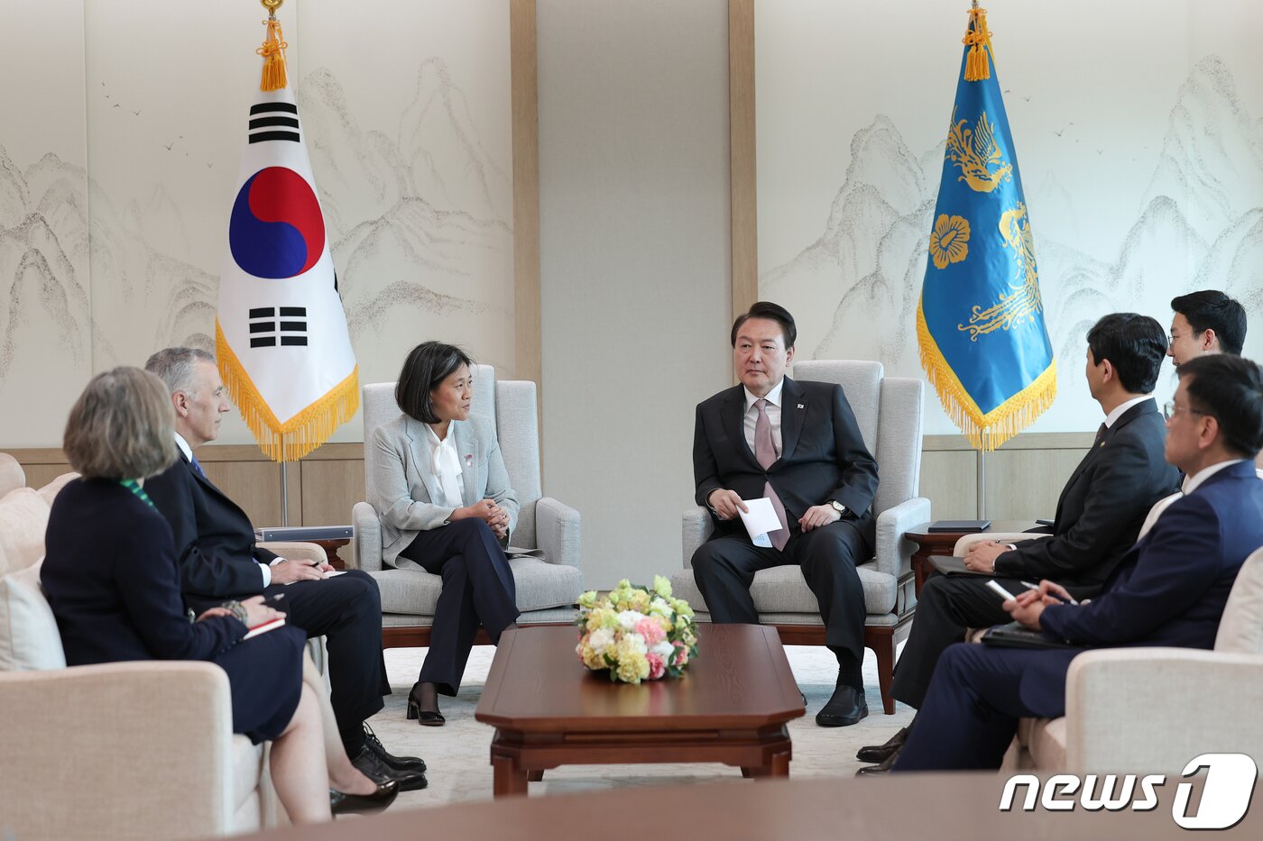 본문 이미지 - 윤석열 대통령이 30일 오후 용산 대통령실 청사에서 캐서린 타이 미국 무역대표부(USTR) 대표를 접견하고 있다. (대통령실 제공) 2023.3.30/뉴스1 ⓒ News1 오대일 기자