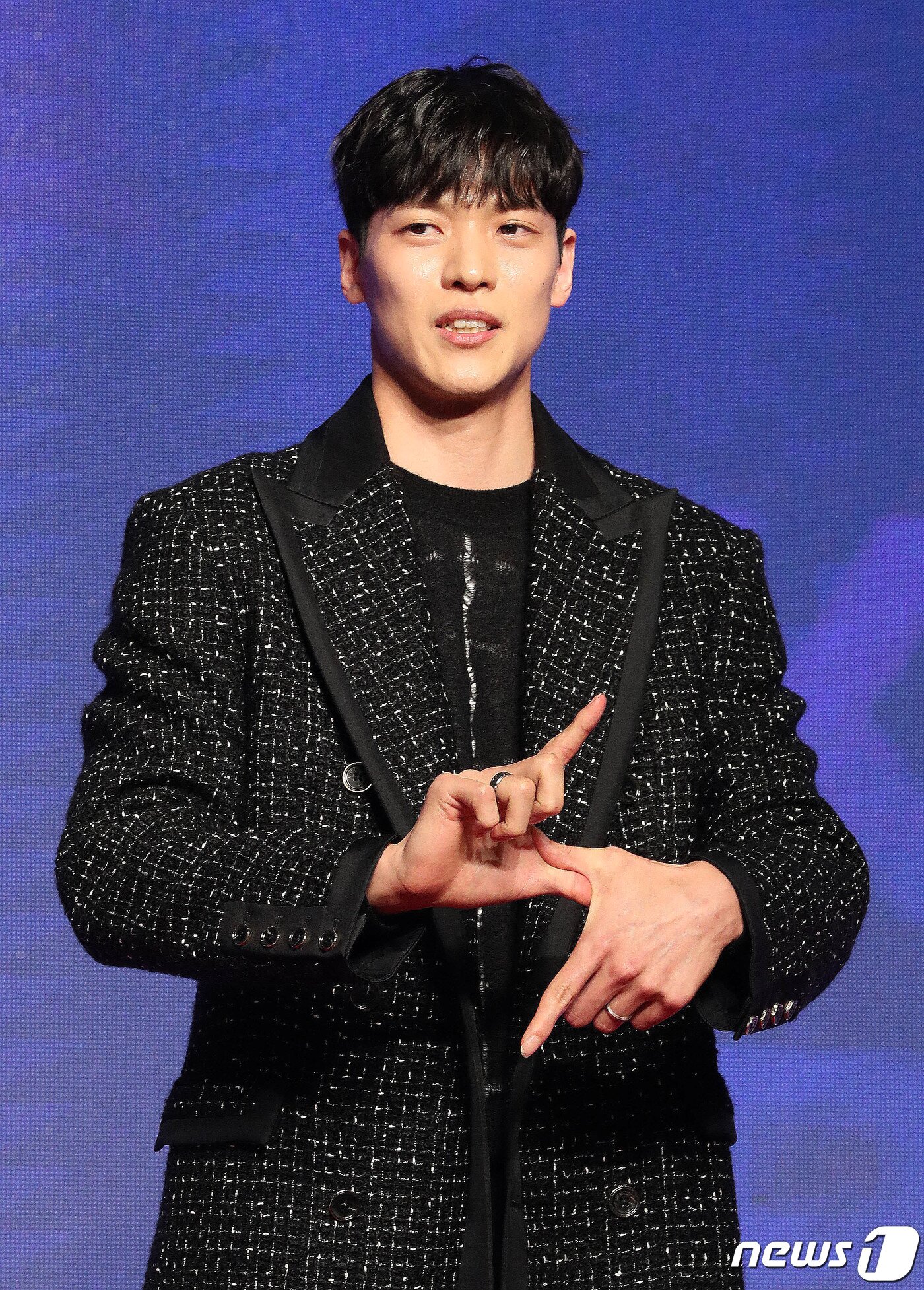 본문 이미지 - 30일 서울 강남구 그랜드인터컨티넨탈 서울파르나스호텔에서 열린 2022-2023 SKT 에이닷 프로농구 시상식에서 국내선수 MVP를 수상한 SK 김선형이 수상 세리머니를 하고 있다. 2023.3.30/뉴스1 ⓒ News1 박세연 기자