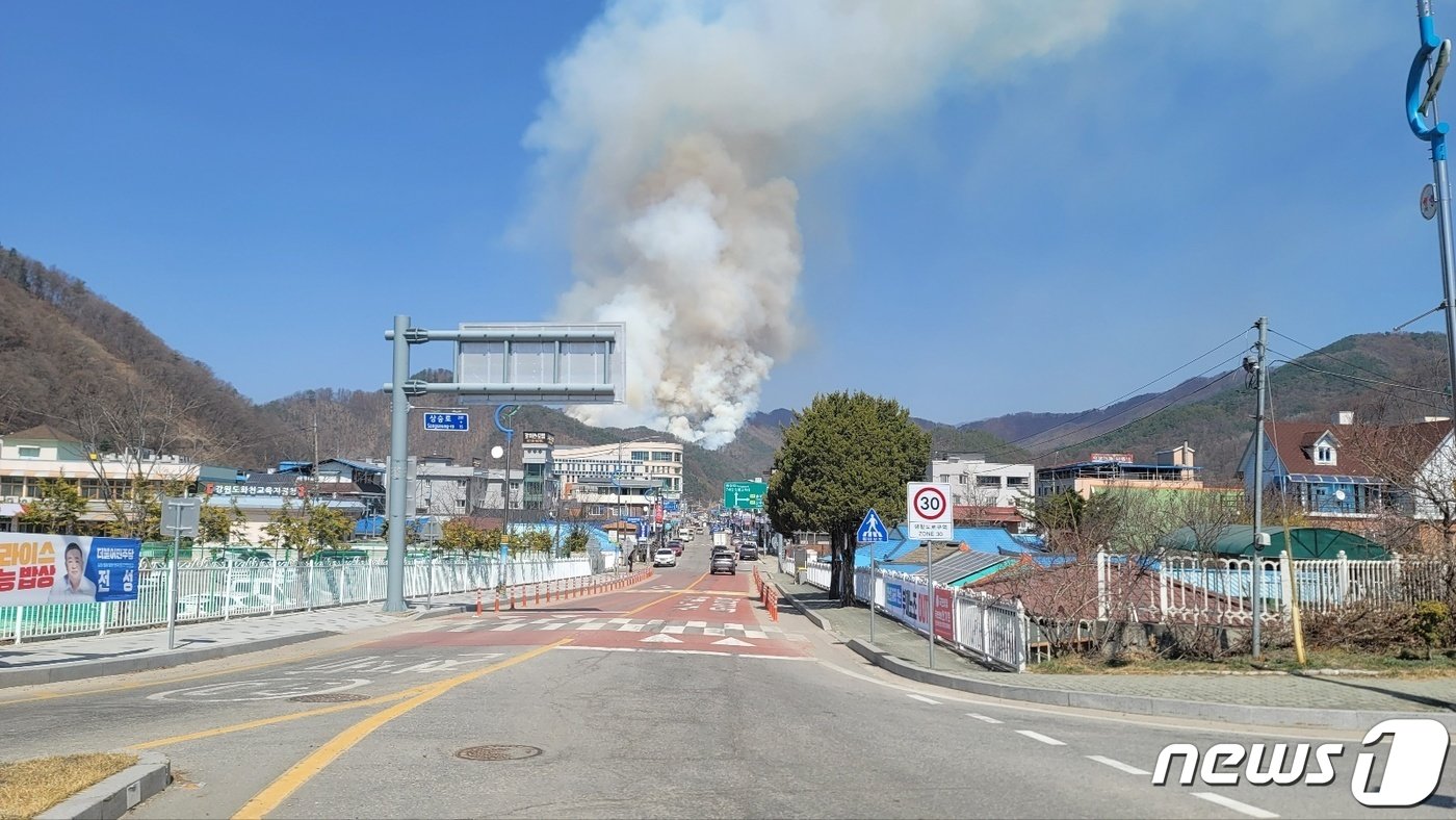 본문 이미지 - 강원 화천군 화천읍 중리 산불 현장.(강원도소방본부 제공) 2023.3.30/뉴스1
