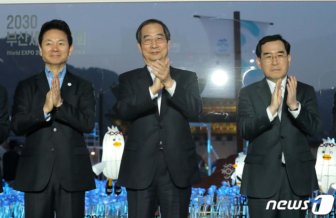 본문 이미지 - 장성민 대통령실 미래전략기획관(왼쪽부터), 한덕수 국무총리, 이창양 산업통상자원부 장관이 30일 오후 서울 종로구 광화문 광장에 마련된 2030 부산세계박람회(EXPO) 유치 기원 점등식에서 기념 촬영을 하고 있다. 이번 행사는 세계 3대 메가이벤트인 월드엑스포 유치 한국 실사를 앞두고 대한민국 국민들의 엑스포 유치 열망을 국내외에 알리기 위해 마련됐다. 2023.3.30/뉴스1 ⓒ News1 김진환 기자