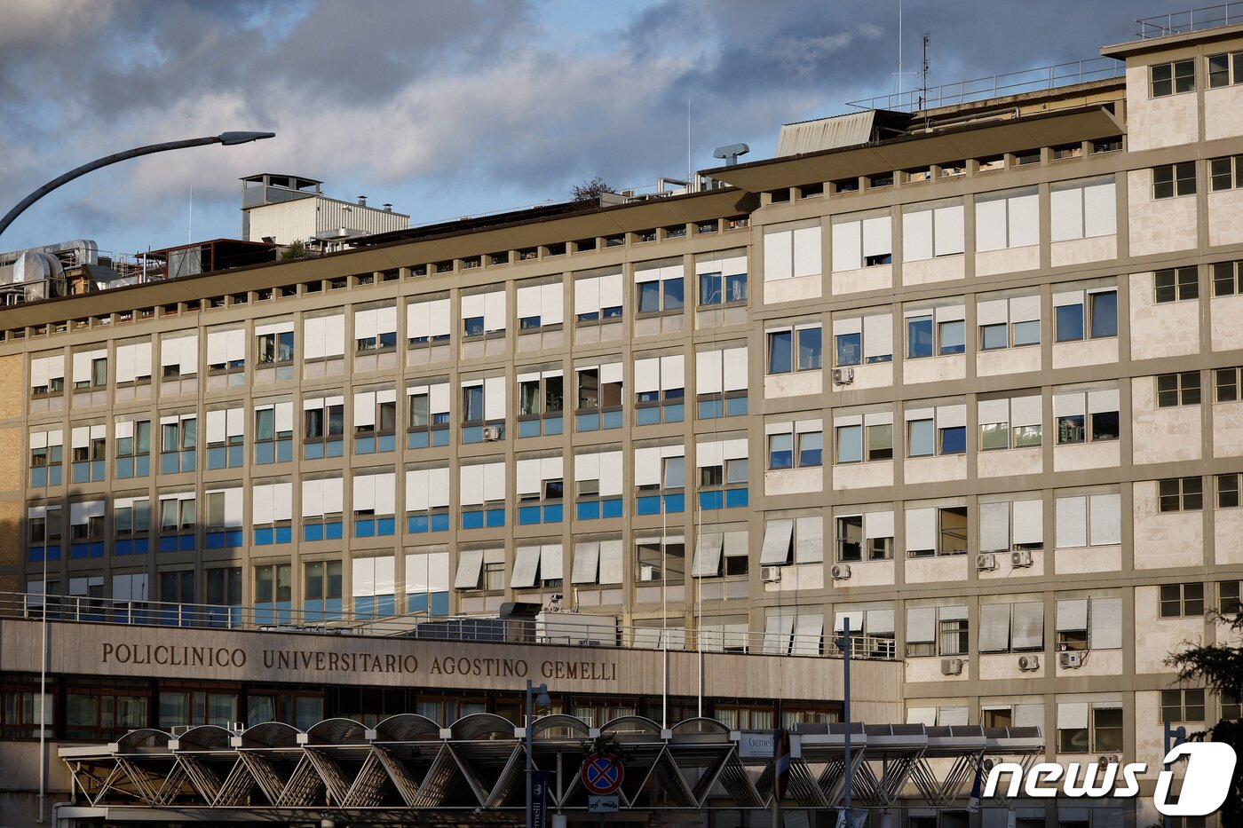 본문 이미지 - 프란치스코 교황이 입원한 로마의 제멜리 병원. 2023.03.29. ⓒ 로이터=뉴스1 ⓒ News1 정윤영 기자