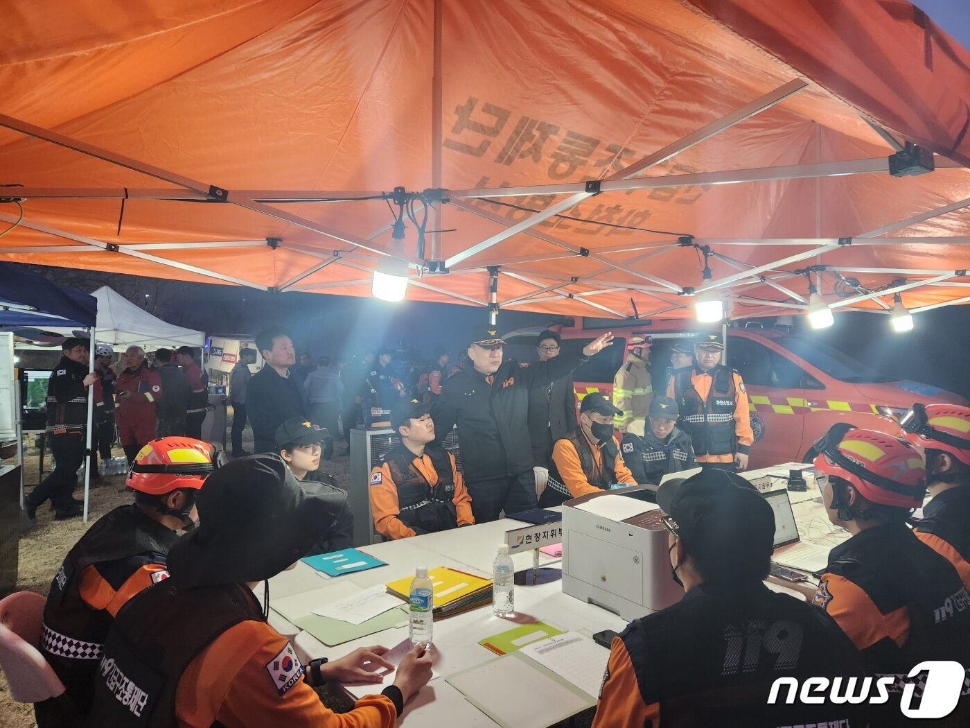 본문 이미지 - 30일 낮 12시 47분쯤 강원 화천군 중리에서 발생한 산불이 일몰 때까지도 잡히지 않자, 소방당국이 야간진화작전을 마련해 대응 중이다. (강원도 소방본부 제공) 2023.3.30/뉴스1