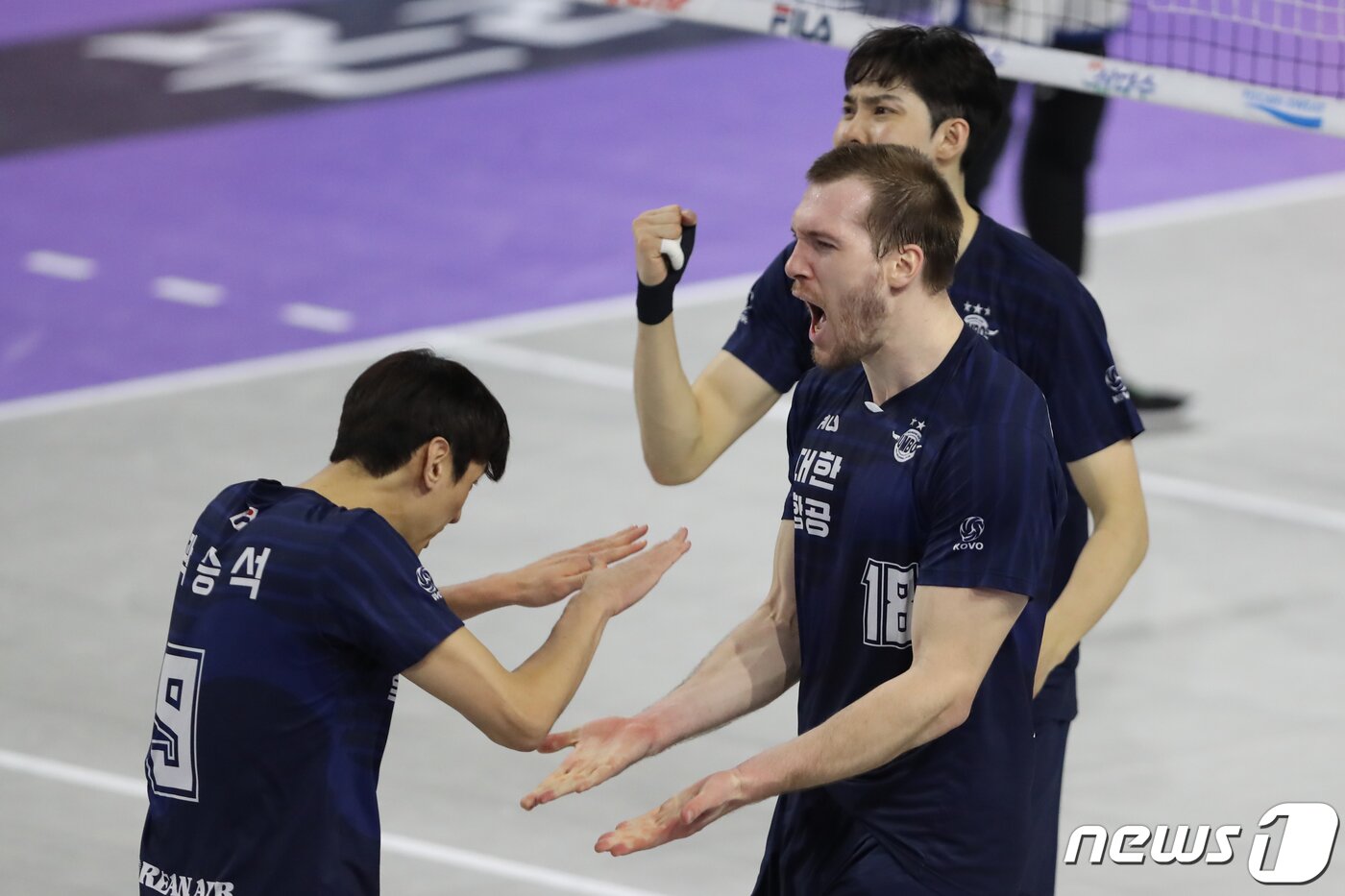 본문 이미지 - 30일 오후 인천 계양체육관에서 열린 프로배구 도드람 2022-2023 V리그 챔피언결정전 1차전 남자부 대한항공과 현대캐피탈의 경기에서 득점에 성공한 대한항공 링컨이 기뻐하고 있다. 2023.3.30/뉴스1 ⓒ News1 황기선 기자