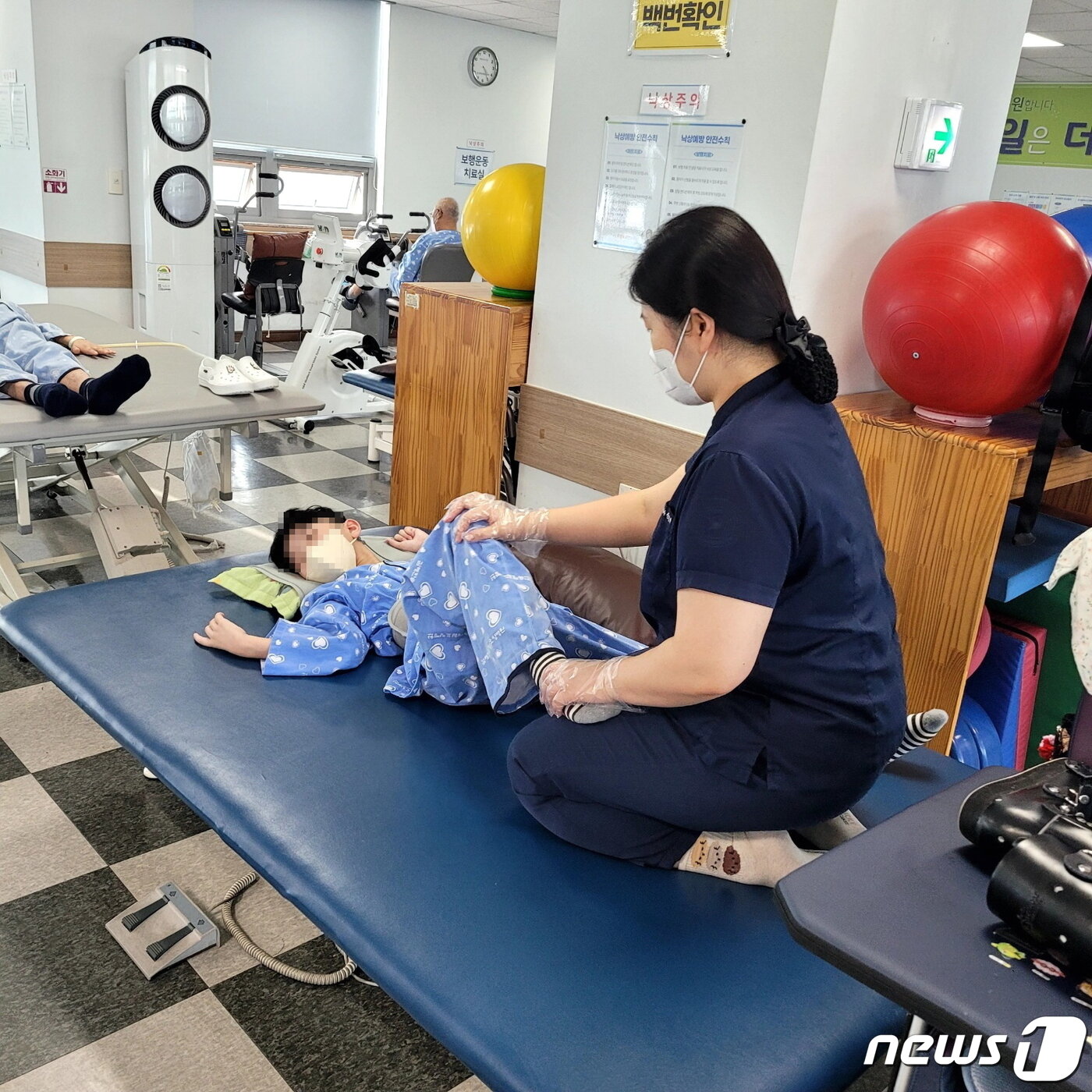 본문 이미지 - 홍서홍 군이 재활치료를 받는 모습./뉴스1 이현동
