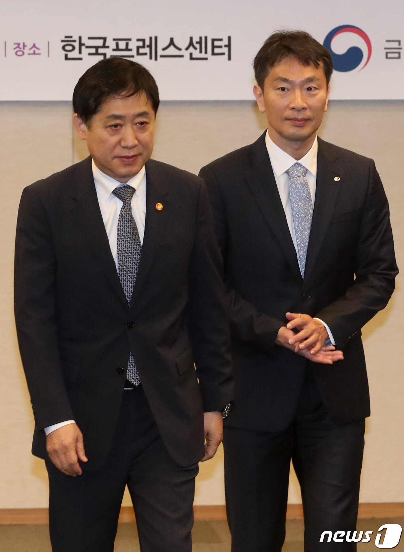 본문 이미지 - 김주현 금융위원장과 이복현 금융감독원장이 31일 오전 서울 중구 프레스센터에서 열린 금융지주회장 간담회에서 자리로 향하고 있다. 2023.3.31/뉴스1 ⓒ News1 송원영 기자