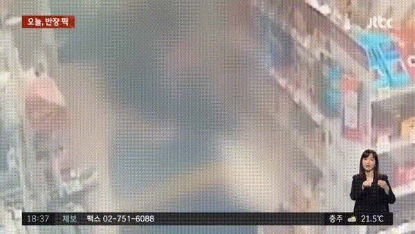 본문 이미지 - 서울 관악구의 한 편의점 아르바이트생이 남자친구와 애정행각을 벌이고 있다. (JTBC '사건반장' 갈무리)