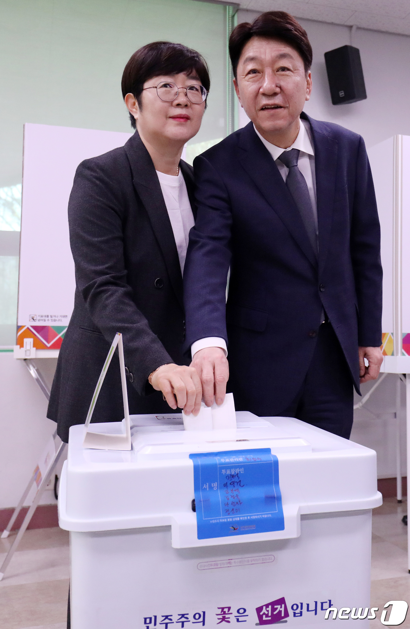 (전주=뉴스1) 유경석 기자 = 우범기 전주시장(오른쪽)과 배우자 주은경 씨가 4·5 재보궐선거 사전투표 첫날인 31일 전북 전주시 서신동주민센터에 마련된 사전투표소에서 투표를 하 …