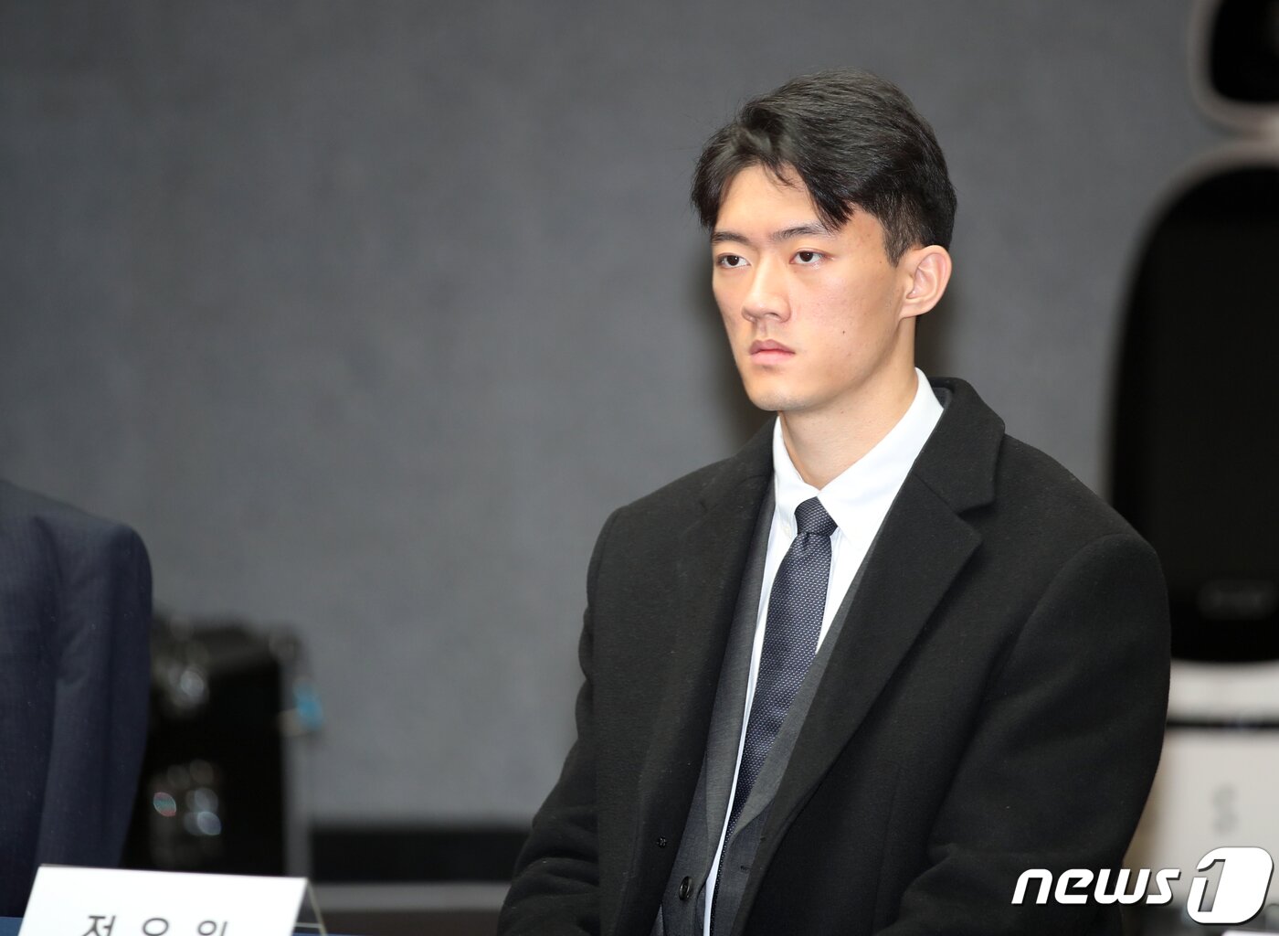 본문 이미지 - 전 대통령 전두환의 손자 전우원씨가 지난 3월 31일 광주 서구 5·18기념문화센터에서 열린 '5·18유족, 피해자와의 만남' 행사에서 할아버지를 대신해 사죄하고 있다.  ⓒ News1 이수민 기자