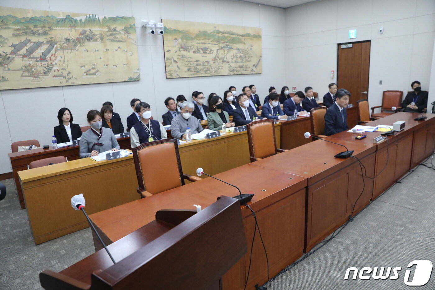 본문 이미지 - 이주호 사회부총리 겸 교육부 장관과 한민위 민족사관고등학교 교장, 고은정 반포고 교장 등 증인들이 31일 서울 여의도 국회 교육위원회에서 열린 정순신 자녀 학교폭력 진상조사 및 학교폭력 대책 수립을 위한 청문회에 출석하고 있다. 2023.3.31/뉴스1 ⓒ News1 허경 기자