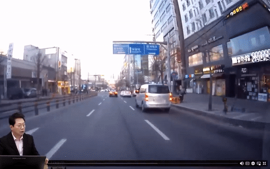 본문 이미지 - 옆 차로 운전자에게 "남은 홍삼 들고가겠냐"며 말을 걸어 은근슬쩍 판매를 시도한 홍삼업자. (한문철 TV)