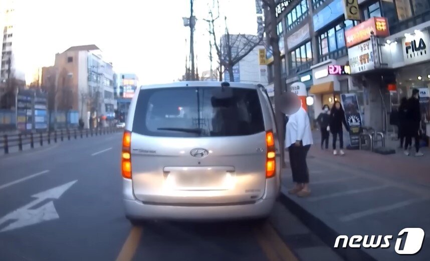 본문 이미지 - A씨에게 "260만원어치를 50만원에 주겠다"며 판매를 시도한 홍삼업자. (한문철 TV)