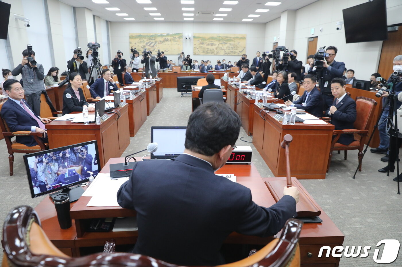 본문 이미지 - 31일 서울 여의도 국회 교육위원회에서 열린 정순신 자녀 학교폭력 진상조사 및 학교폭력 대책 수립을 위한 청문회에서 이주호 사회부총리 겸 교육부 장관과 한민위 민족사관고등학교 교장, 고은정 반포고 교장 등 증인들이 출석한 가운데 유기홍 위원장이 의사 일정 변경을 의결하고 있다. 2023.3.31/뉴스1 ⓒ News1 허경 기자