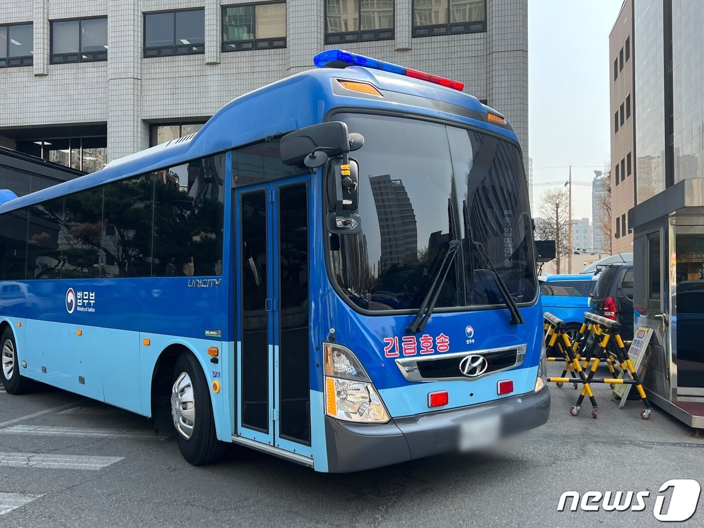 본문 이미지 - 조 전 사령관은 이날 영장실질심사를 마치고 오전 11시28분쯤 서울서부지법에서 호송차를 타고 남부구치소로 돌아갔다. 조 전 장관은 영장실질심사 종료 후에도 모습을 드러내지 않았다.2023.03.31. /뉴스1 ⓒNews1 김정현 기자