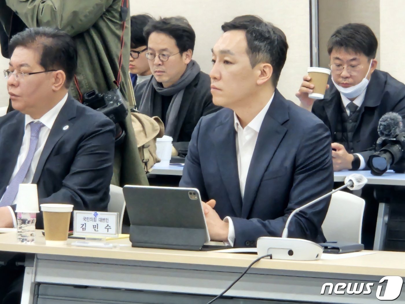 본문 이미지 - 김민수 국민의힘 대변인이 31일 부산시의회에서 열린 ‘2030부산세계박람회 유치를 위한 국민의힘·부산광역시 연석회의’에 참석하고 있다.2023.3.31/뉴스1 ⓒ News1 강승우 기자