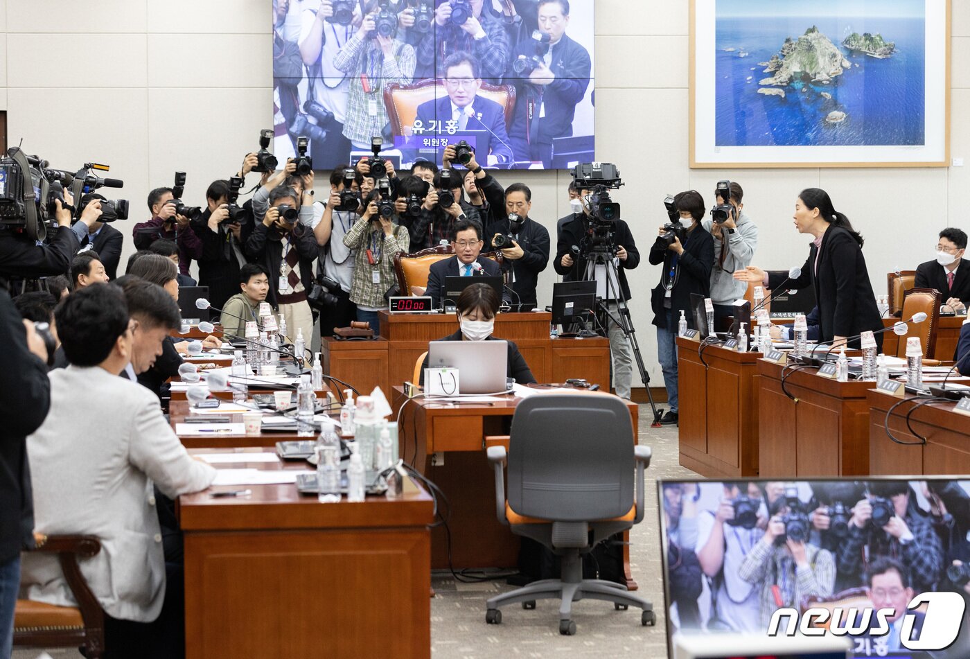 본문 이미지 - 권은희 국민의힘 의원(오른쪽)이 31일 오전 서울 여의도 국회 교육위원회에서 열린 정순신 자녀 학교폭력 진상조사 및 학교폭력 대책 수립을 위한 청문회에서 유기홍 위원장에게 항의하고 있다. 2023.3.31/뉴스1 ⓒ News1 이재명 기자