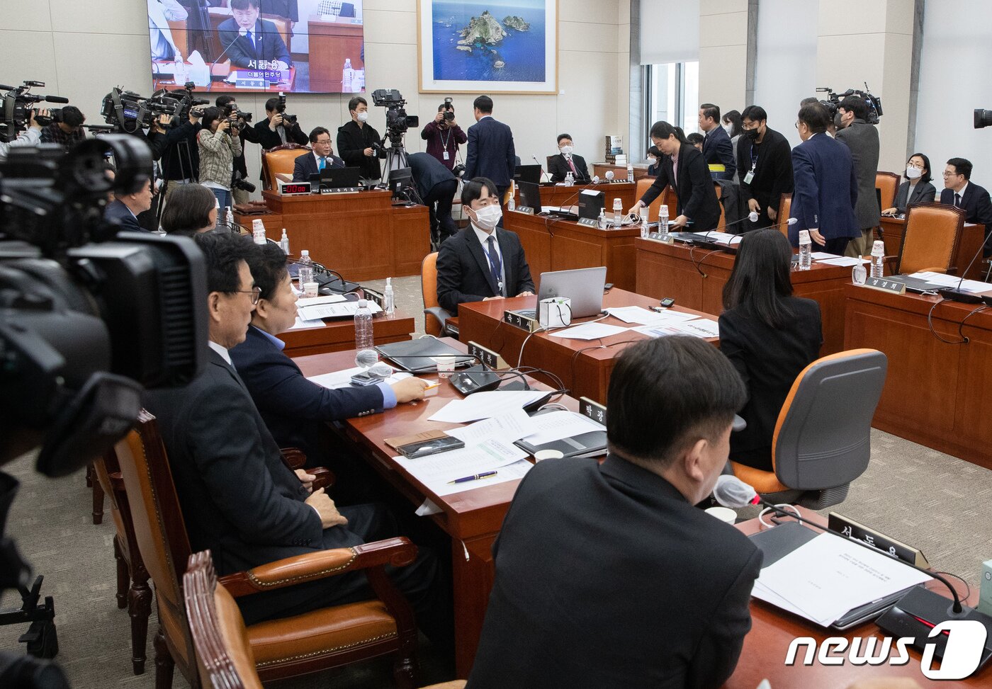 본문 이미지 - 국민의힘 의원들이 31일 오전 서울 여의도 국회 교육위원회에서 열린 정순신 자녀 학교폭력 진상조사 및 학교폭력 대책 수립을 위한 청문회에서 퇴장하고 있다. 2023.3.31/뉴스1 ⓒ News1 이재명 기자
